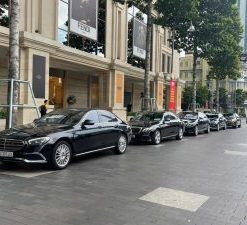 Mercedes E200 bấm vào nút đặt xem chi tiết giá